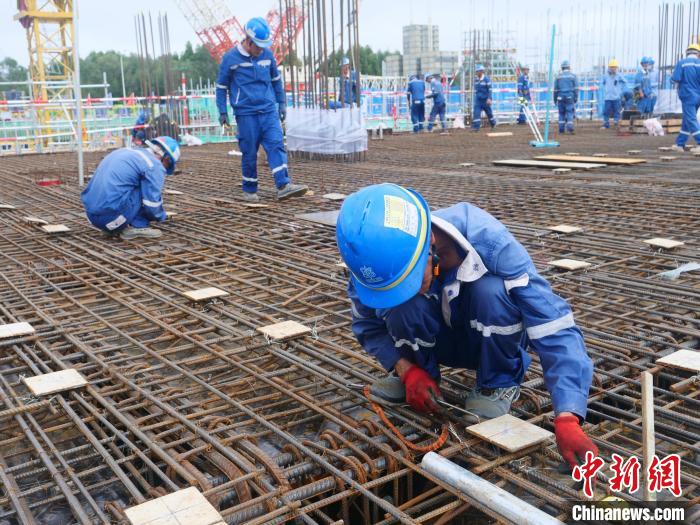 11月25日，在海南核电基地，“玲龙一号”全球首堆工程稳步推进。图为施工现场。　凌楠 摄